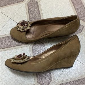 Leather Shoes with Flower Details